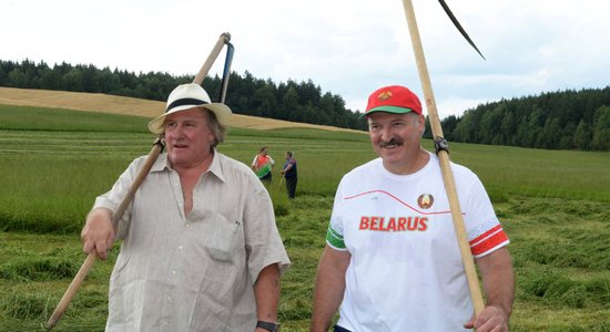 Foto: Kā baltkrievs Lukašenko francūzim Depardjē lauku darbus mācīja