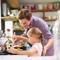 Daudzveidīgs, regulārs un mērens: trīs veselīgas ēšanas pamatprincipi, kas jāievēro ģimenē