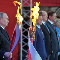 Олимпийский огонь погас во время эстафеты, старт которой дал Путин