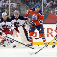 Edmontonas 'Oilers' uzvar 'Jets' brīvdabas 'Heritage Classic' spēlē