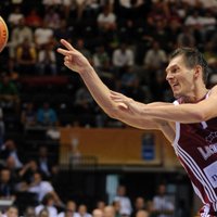 Latvijas vīriešu basketbola izlase dramatiskā mačā piekāpjas Slovēnijai