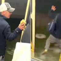 Video: Liepājā vīrietis izlec no braucoša tramvaja