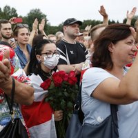 Minskā opozīcijas mītiņā pulcējas tūkstošiem cilvēku