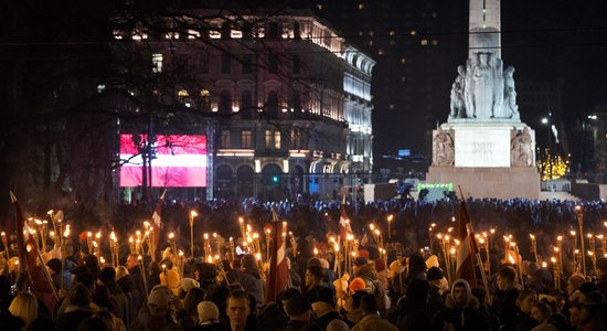 Фото, видео. 18 ноября центр Риги осветили тысячи факелов