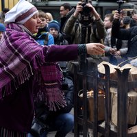 Foto: Rīgā iededz piemiņas ugunskuru Latvijas brīvības cīnītājiem