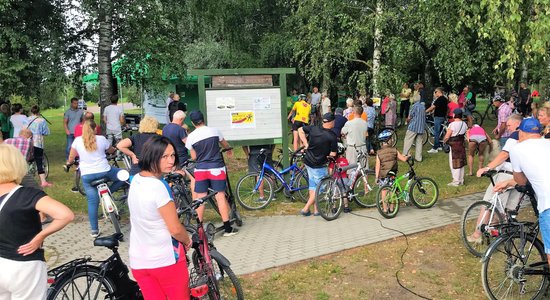 Foto: Velopikets 'Neļausim nozagt veloceliņu!' Dārziņos pulcē ap 100 cilvēku