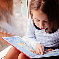 Kāpēc lasītprasmi ir grūti apgūt bērnudārzā? Atbild Montesori pedagoģe