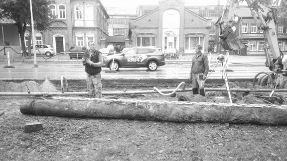 Koka ūdensvada posma izcelšana 2013. gadā. Tas atradās divu līdz trīs metru dziļumā gar Brīvības ielas dienvidaustrumu pusi un cauruļvads taisnā leņķī pagriezās uz rūpnīcas bijušo cehu pusi.