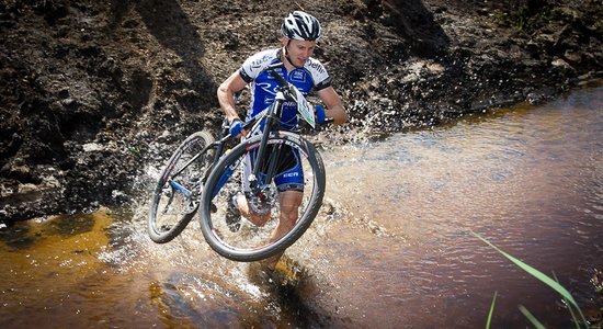 'SMScredit.lv' Mārupes MTB maratonā uzvaru izcīna Sorokins un Rožlapa