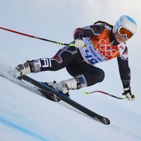 Latvijas jaunākā olimpiete Āboltiņa izcīna 31.vietu; kritieniem pārbagātajā supergigantā uzvar Feningere