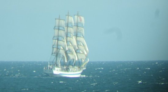 'The Tall Ships Races': aculiecinieka foto jūrā
