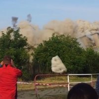 Video: Pēc kontrolēta sprādziena lidojošs akmens Čehijā gandrīz trāpa cilvēkos