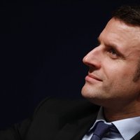 Francijā aiztur studenti par erotiskām e-vēstulēm ekonomikas ministram