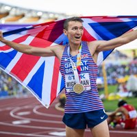 Brits Vaitmens apsteidz olimpisko čempionu un negaidīti iegūst zeltu 1500 metros