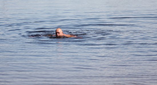 Laiks peldēties! Dažās Rīgas peldvietās ūdens iesilis līdz +20 grādiem
