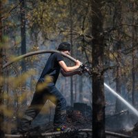 ФОТО: Как тушат горящие торфяники и лес в Талсинском крае