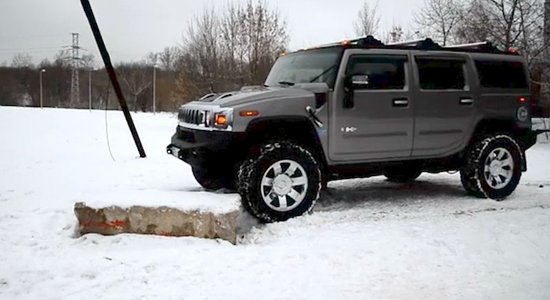 Video: mazs cinītis gāž lielu 'Hummer' džipu