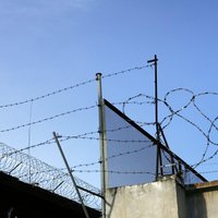 Jaunajos cietumos ieslodzītos varētu uzraudzīt tehnika; apsargus sola pārkvalificēt