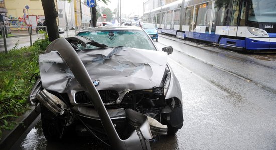 Domu eksperiments: no cik stāvu mājas būsim 'nokrituši', ja ietrieksimies stabā ar 50 km/h