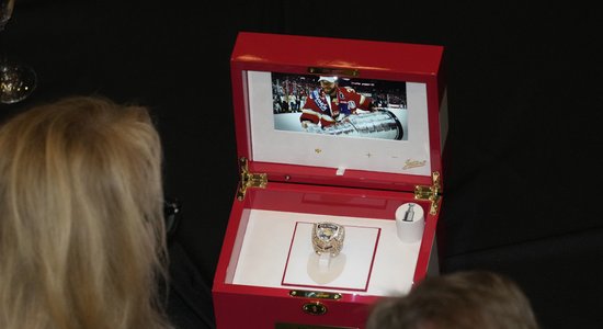 Video: Balinska "Panthers" privātā ceremonijā saņem NHL čempionu gredzenus