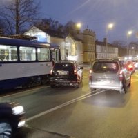 Foto: Pie Gaisa tilta Rīgā automobilis izbrauc priekšā tramvajam