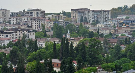 В Абхазии перекрыли дороги, требуя освободить задержанных активистов оппозиции. Что известно