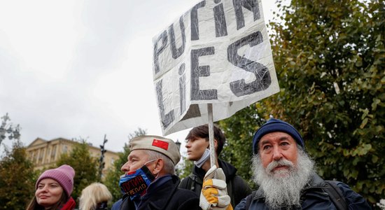 Foto: Maskavā simtiem cilvēku protestē pret vēlēšanu rezultātu falsifikāciju