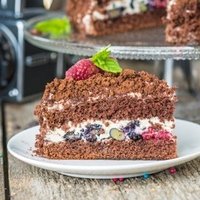 Kakao biskvīta torte ar putukrējumu un ogām