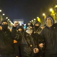 Francijā trešo nakti protestē policisti