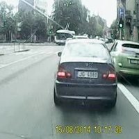 Video: Autovadītājs ignorē Lāčplēša ielas velojoslu