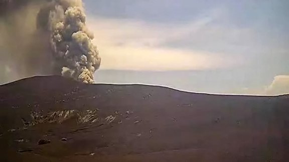 Indonēzijā aktivizējies Anak Krakatau vulkāns