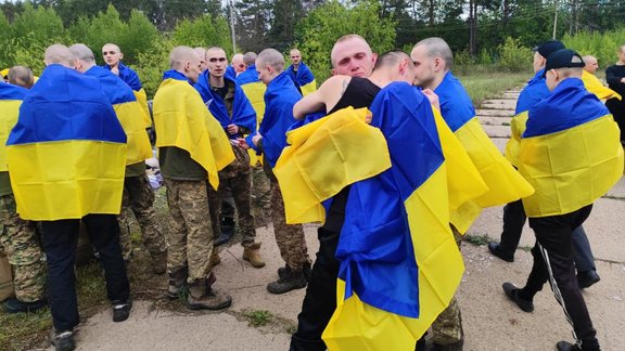 Video: Notikusi gūstekņu apmaiņa – mājās atgriezušies 205 Ukrainas karavīri