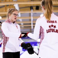 Latvijas kērlingistes kvalificējas pasaules čempionāta A divīzijai; zaudē finālspēlē