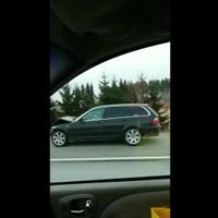 Video: Pie Jaunolaines sadūrušies BMW un 'Kia'