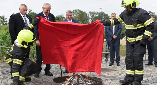 Video: Čehijas prezidents Zemans sadedzina milzīgas apakšbikses