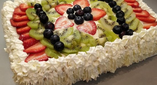 Greznā lauku torte ar vārīto krēmu, augļiem un putukrējumu