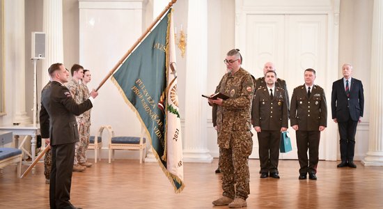 Foto: Pulkveža Oskara Kalpaka profesionālās vidusskolas karoga iesvētīšana Rīgas pilī