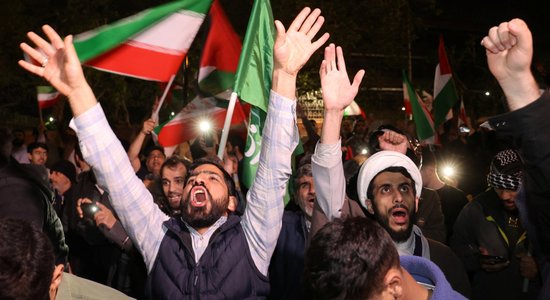 Ликование и страх возмездия. Каковы настроения в Иране после удара по Израилю?