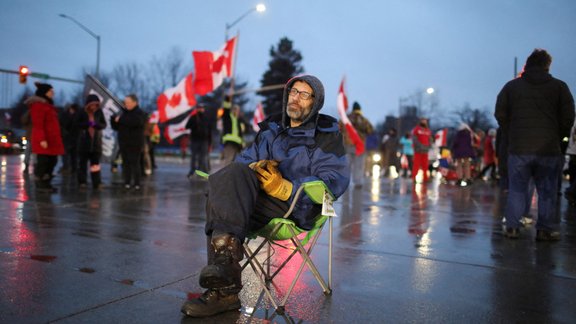 Aktīvisti bloķē tiltu uz ASV un Kanādas robežas - 5