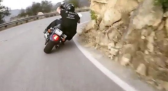 Video: 'Harley-Davidson' motociklists T-kreklā pa kalnu ceļu traucas kā ar superbaiku