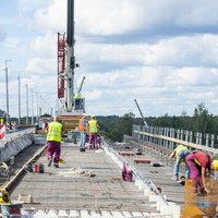 Foto: Vērienīgie remontdarbi uz tilta pār Lielupi
