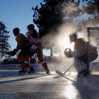 Video: 'Hat trick' un desmit gūtie vārti NHL vēsturiskā spēlē uz Taho ezera
