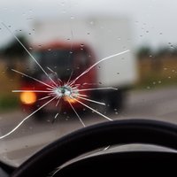 Kā pasargāt automašīnas stiklojumu no ieplaisāšanas