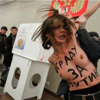 Vēlēšanu iecirknī, kur nobalsoja Putins, protestē Ukrainas kustības 'Femen' aktīvistes