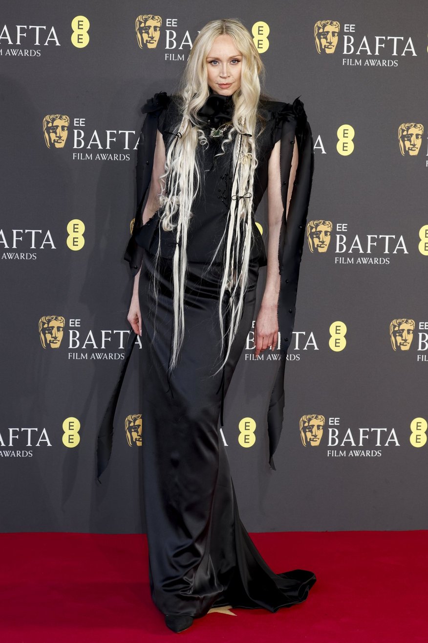 BAFTA 2025: no nāriņām līdz gotiskām dievietēm – drosmīgākie sarkanā paklāja tēli