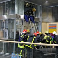 Глазами очевидца: Спасение людей, застрявших в лифте "Замка света" (+фото)