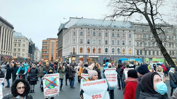 Pie Brīvības pieminekļa pulcējas cilvēki, protestējot pret Covid-19 ierobežojumiem - 2