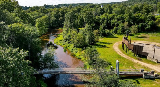 Brīvdienu ceļvedis: mazpilsētas burvība Ērgļos pie dabas un azartiskās aktivitātēs