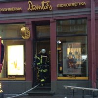 Foto: Ugunsdzēsēji no liesmām glābj 'Dzintara' veikalu Vecrīgā