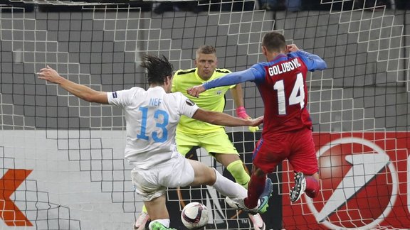 Steaua Bojan Golubovic scores Andris Vanin FC Zurich